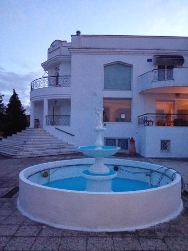 a water fountain in front of a house at ΒΙΛΑ ΘΕΣΣΑΛΟΝΙΚΗ ΠΕΡΙΟΧΗ ΑΕΡΟΔΡΟΜΙΟΥ ΜΕ ΠΙΣΙΝΑ 8-10 ΑΤΟΜΩΝ in Livadákion