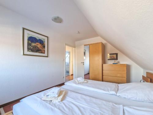 um quarto com 2 camas num sótão em Sonnenhus em Greetsiel
