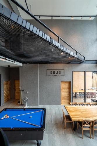 Biliár nebo kulečník v ubytování Dojo poolvilla beach resort - private beach villa-