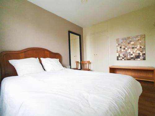 a bedroom with a large white bed and a window at EXIGEHOME - Magnifique T3 à 10 km de Paris Porte de St Cloud in Vaucresson