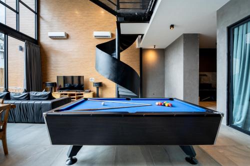 Biliár nebo kulečník v ubytování Dojo poolvilla beach resort - private beach villa-