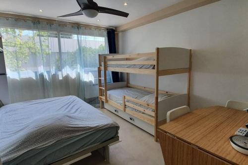 une chambre avec un lit superposé et un bureau dans l'établissement Studio Marina baie des Anges, 3 lits,clim, plages, à Villeneuve-Loubet