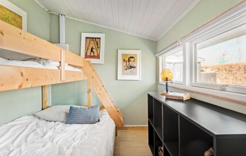 um quarto com um beliche e uma cama em Cozy Home In Slagelse With Wifi em Slagelse