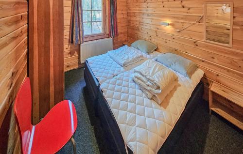1 dormitorio con 1 cama y 1 silla roja en Awesome Home In Neede With Wifi, en Neede