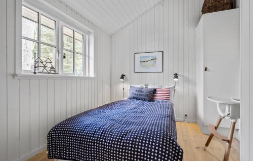 1 dormitorio con 1 cama, escritorio y ventanas en 3 Bedroom Amazing Home In Frederiksvrk, en Frederiksværk