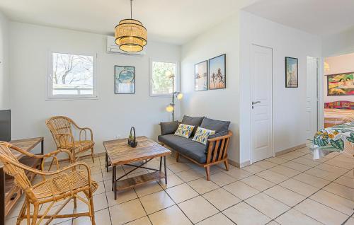 un salon avec un canapé et une table dans l'établissement 2 Bedroom Gorgeous Home In Serignan, à Valras-Plage