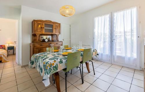 une salle à manger avec une table et des chaises et une fenêtre dans l'établissement 2 Bedroom Gorgeous Home In Serignan, à Valras-Plage