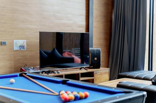 TV a/nebo společenská místnost v ubytování Dojo poolvilla beach resort - private beach villa-