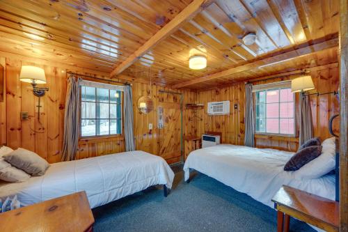 Un pat sau paturi într-o cameră la Quaint Laconia Studio Near Lake Winnipesaukee!