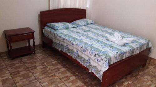 sypialnia z łóżkiem z szafką nocną i łóżkiem o wymiarach sześciu w obiekcie Hospedaje Mi Bello Horizonte Jaén Perú w mieście Jaén