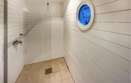 Cozy Home In Nybrostrand With Sauna في Glemminge: حمام مع دش مع نافذة