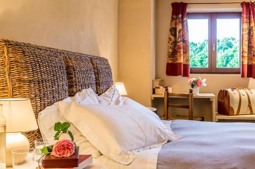 - une chambre avec un lit et une table fleurie dans l'établissement B&B Il Poggio di Gavi, à Gavi