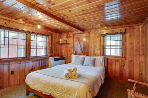sypialnia z łóżkiem z dwoma misiami w obiekcie Laconia Cabin with Grill 2 Mi to Weirs Beach! w mieście Laconia
