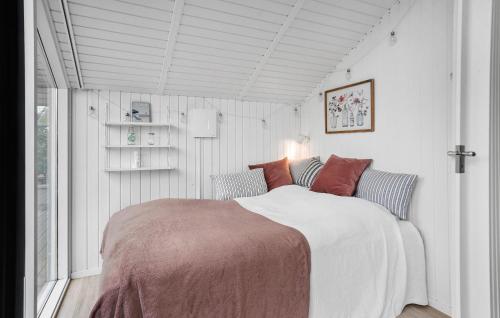 ヒュールスミンネにあるStunning Home In Juelsminde With 2 Bedrooms And Wifiの窓付きの部屋にベッド付きのベッドルーム1室があります。