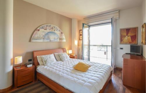 - une chambre avec un grand lit et une grande fenêtre dans l'établissement 3 Bedroom Awesome Home In Bergamo, à Bergame