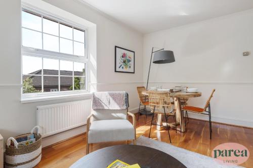 ロンドンにあるParea Living - Stylish Islington 1-Bed Flat, 6min Walk to Tubeのリビングルーム(テーブル、椅子付)