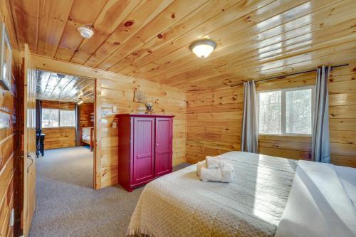 1 dormitorio con 1 cama en una cabaña de madera en Cozy Laconia Cabin, Close to Winnipesaukee Pier! en Laconia