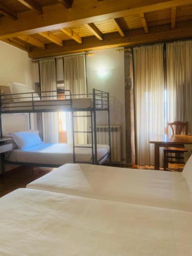 Tempat tidur dalam kamar di Hostal As Margaritas