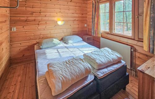 GelselaarにあるStunning Home In Neede With 5 Bedrooms, Sauna And Wifiの木造キャビン内のベッドルーム1室(ベッド2台付)