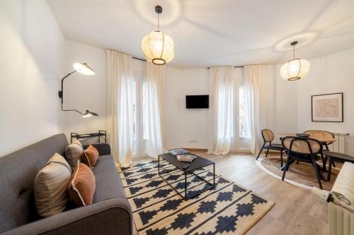 Bright stylish 1BD apt with 3 balconies-Chamberí