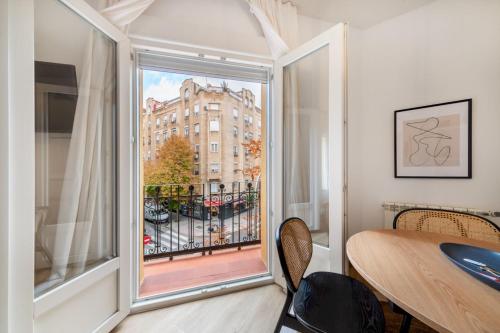 Bright stylish 1BD apt with 3 balconies-Chamberí