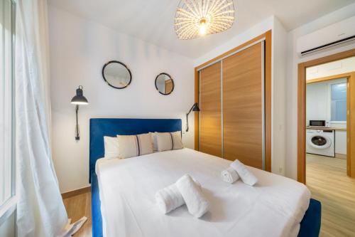 Bright stylish 1BD apt with 3 balconies-Chamberí