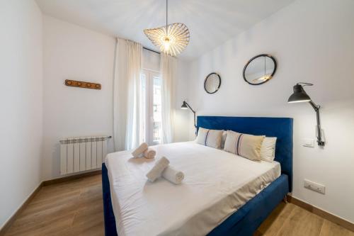 Bright stylish 1BD apt with 3 balconies-Chamberí