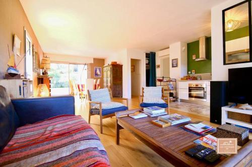 un salon avec un canapé et une table dans l'établissement Le Voyageur, à La Seyne-sur-Mer