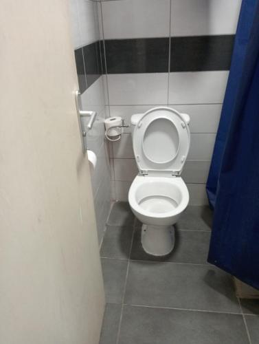 - une salle de bains avec des toilettes blanches dans une cabine dans l'établissement Studio 300 Vieux Port Opéra Marseille, à Marseille