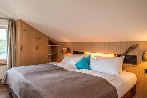 1 dormitorio con 1 cama grande con almohadas blancas en Ferienwohnung Loft 7, en Bad Endorf