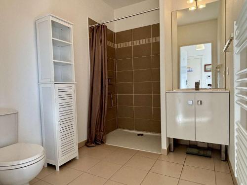 une salle de bain blanche avec toilettes et douche dans l'établissement Appartement neuf à Argelès-sur-Mer avec parking - FR-1-225-463, à Argelès-sur-Mer