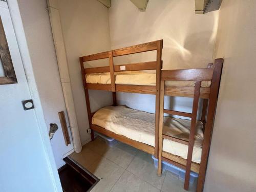 une étagère en bois dans un coin d'une pièce dans l'établissement Maisonnette 4 pers avec terrasse, piscine, proche plage, animaux acceptés - FR-1-387-145, à Marseillan