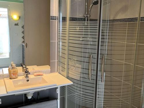 une salle de bain avec une douche en verre et un lavabo dans l'établissement Maisonnette 4 pers avec terrasse, piscine, proche plage, animaux acceptés - FR-1-387-145, à Marseillan
