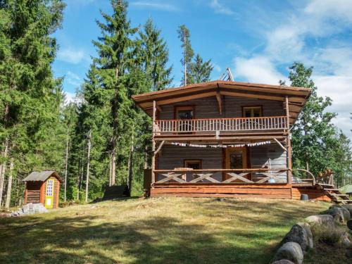 ein Blockhaus auf einem Hügel im Wald in der Unterkunft Elupuu forest cabin with sauna in Nooska