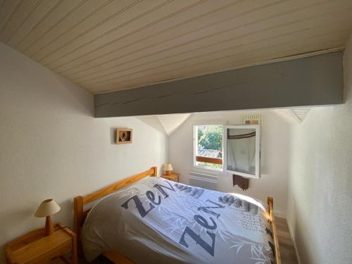 um quarto com uma cama e uma janela em Villa Capbreton, 3 pièces, 4 personnes - FR-1-413-139 em Capbreton