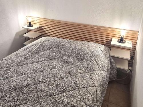 une chambre avec un lit et deux tables de nuit dans l'établissement Villa rénovée, climatisée, piscine, parking privé, proche mer, pour 6 pers. - FR-1-607-107, au Cap d'Agde