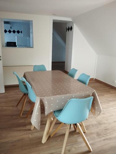 une table et des chaises dans une pièce dans l'établissement Manoir de La Converserie, à Saint-Étienne-au-Mont