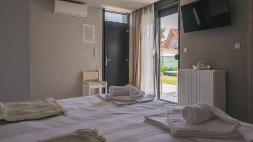 Postel nebo postele na pokoji v ubytování Electra BeachFront Suites, Nea Irakleia