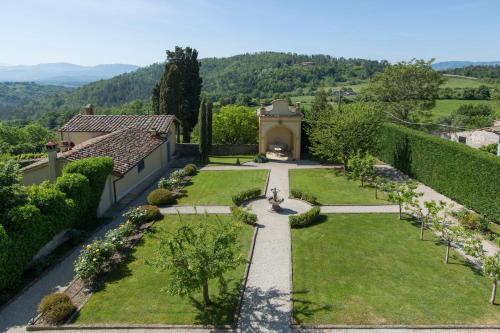 una vista aérea de un jardín en Villa Erbaia Relais de Charme, en Barberino di Mugello