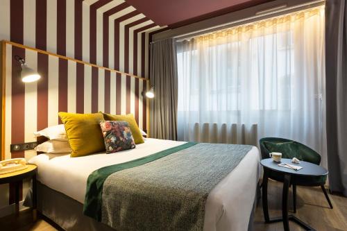 une chambre d'hôtel avec un lit et une fenêtre dans l'établissement Hôtel Edmond W Lyon Part-Dieu, à Lyon