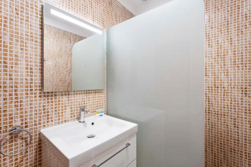 a bathroom with a white sink and a mirror at Dúplex Altemar Playa las Américas in Arona