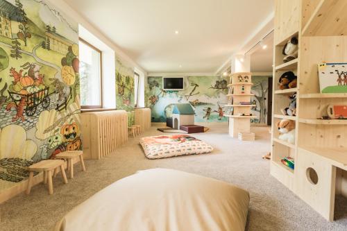 um quarto infantil com um mural na parede em ARIETES MARMONT Apartmány **** em Tatranska Strba