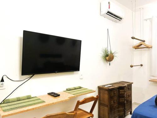 Televiisor ja/või meelelahutuskeskus majutusasutuses Maravilhoso Studio Em Copacabana