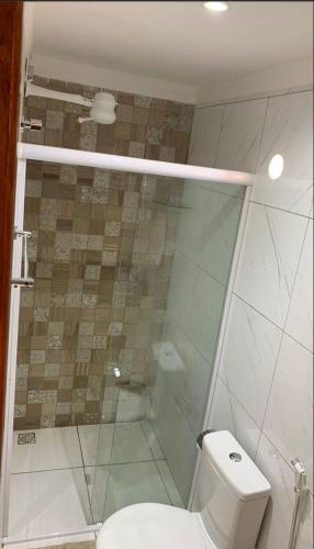 een badkamer met een toilet en een glazen douche bij Palace da Serra in Serra de São Bento