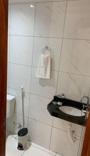 y baño con lavabo y aseo. en Palace da Serra, en Serra de São Bento