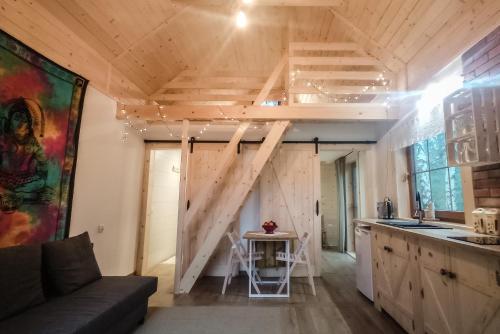 ein Loft mit einer Küche und einem Wohnzimmer mit einer Treppe in der Unterkunft Ajurweda na Jurze Agroturystyka 