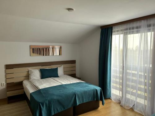 1 dormitorio con cama y ventana grande en Party House, en Tunarii