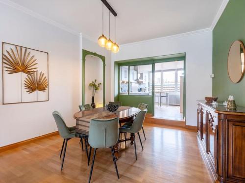 une salle à manger avec une table et des chaises dans l'établissement L'Excellent de Dumas, à Nancy