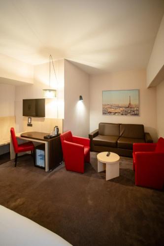a living room with a couch and red chairs at Hotel & Aparthotel Alize Mouscron in Mouscron