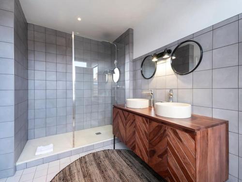 une salle de bain avec deux lavabos et une douche dans l'établissement L'Excellent de Dumas, à Nancy